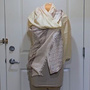 EUC Massive Wilfred 70"x55" 100% Cotton Triangle Pattern Woven Fringe Scarf